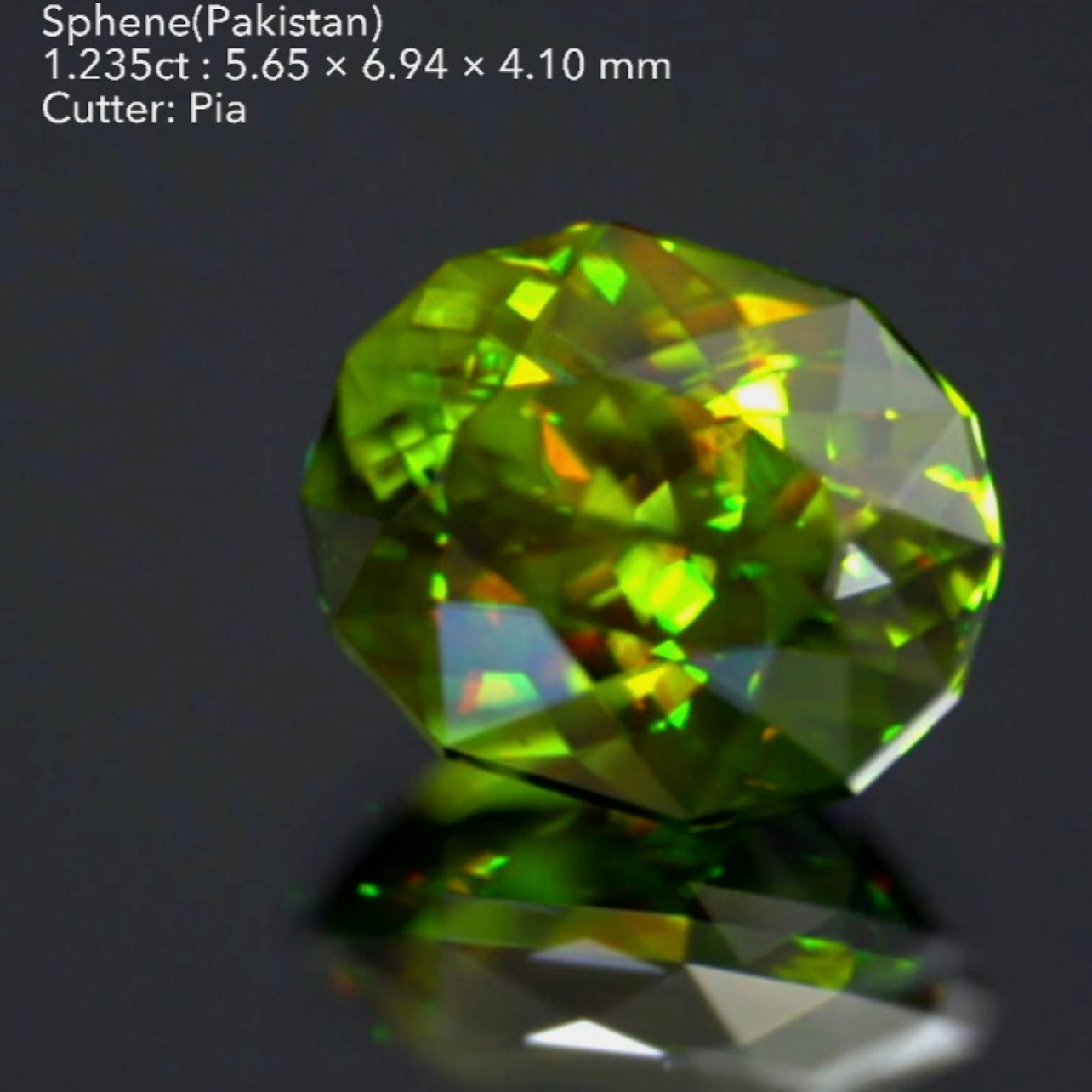 濃いグリーンと真っ赤なファイアー🔥いかにもパキスタン産らしさを満喫できる見事なスフェーン1.235ct💎ピアッちゃん作品🌈