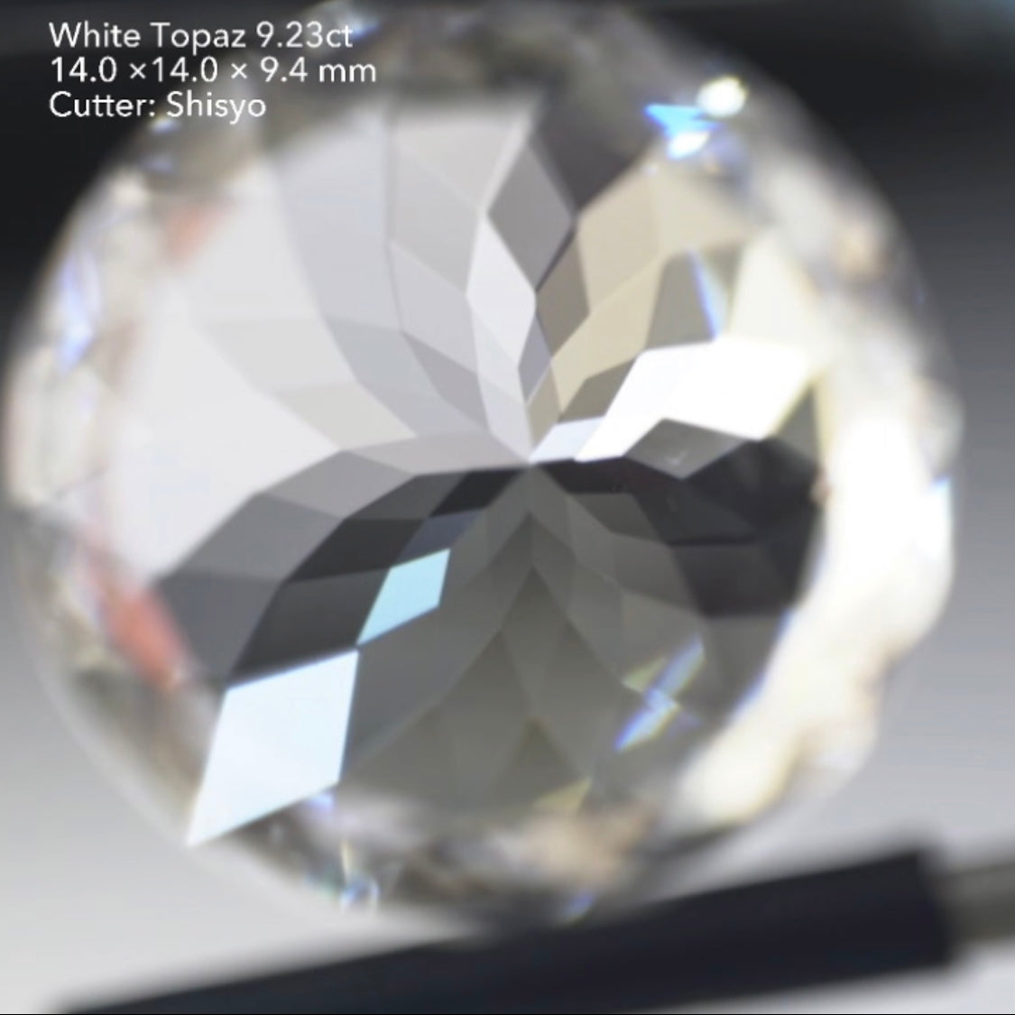 あまりにもキレイなラウンド🌝純白の輝きとフラワーカットが圧巻💎✨🏵ホワイトトパーズ9.23ct