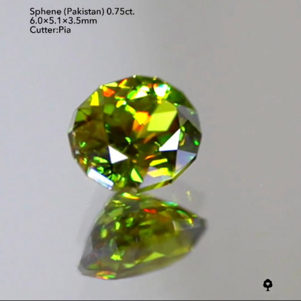 【ユサシゴローガチ仕入れ🦐オフ会先駆けプライス】濃い緑にギラギラファイア✨✨パキスタンスフェーン 0.75 ct ピアッちゃん作品