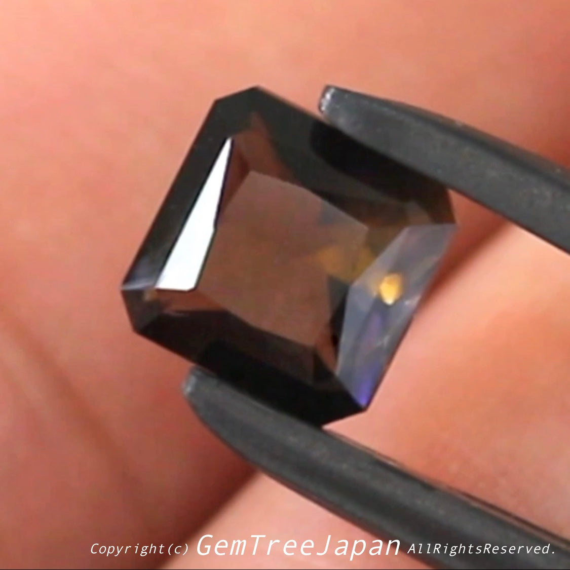 これぞアイオライトの面白さ😄こちらは1.41ct✨“青”特集 & “緑”特集 番外編❗半端ない多色感️👍