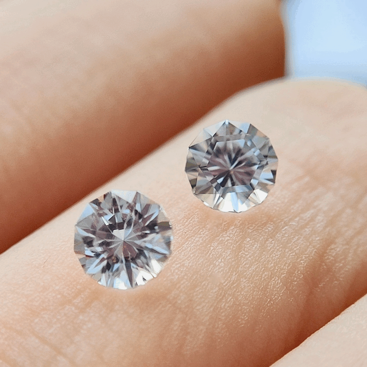 💎✖️6✨宝石形が見えるピアッちゃん新カット💎おしゃれな6角形テーブルに放射カットがギラギラ❄️カラーレスジルコン0.46ct/0.48ct