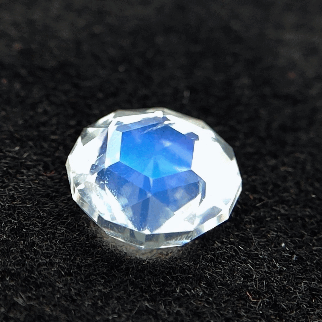💎✖️6✨宝石形が見えるピアッちゃん新カット💎濃いブルーシラーとともに浮かぶ六芒星テーブル🌟🪐高プロポーションなムーンストーン1.04ct