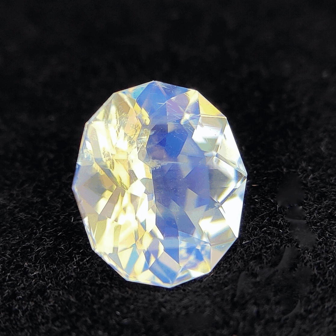 💎✖️8✨宝石形が見えるピアッちゃん新カット💎インクル見えるこの結晶感が幻想的🦄レインボームーンストーン1.400ct