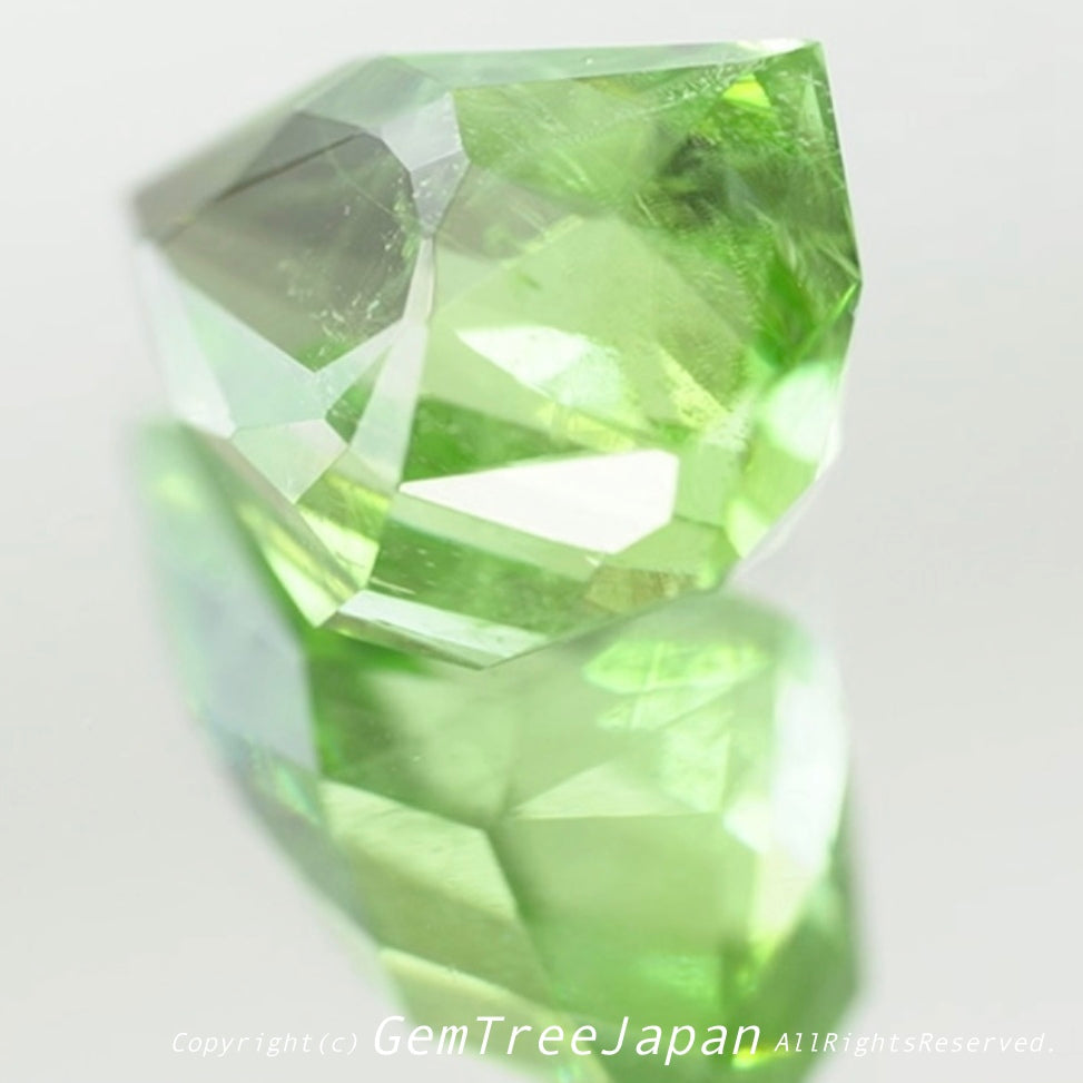 でたぁ〜!レイちゃん作品「クレイジーカット」のパキスタンペリドット7.23ct✨カットだけじゃなくてイイ色合いです♪