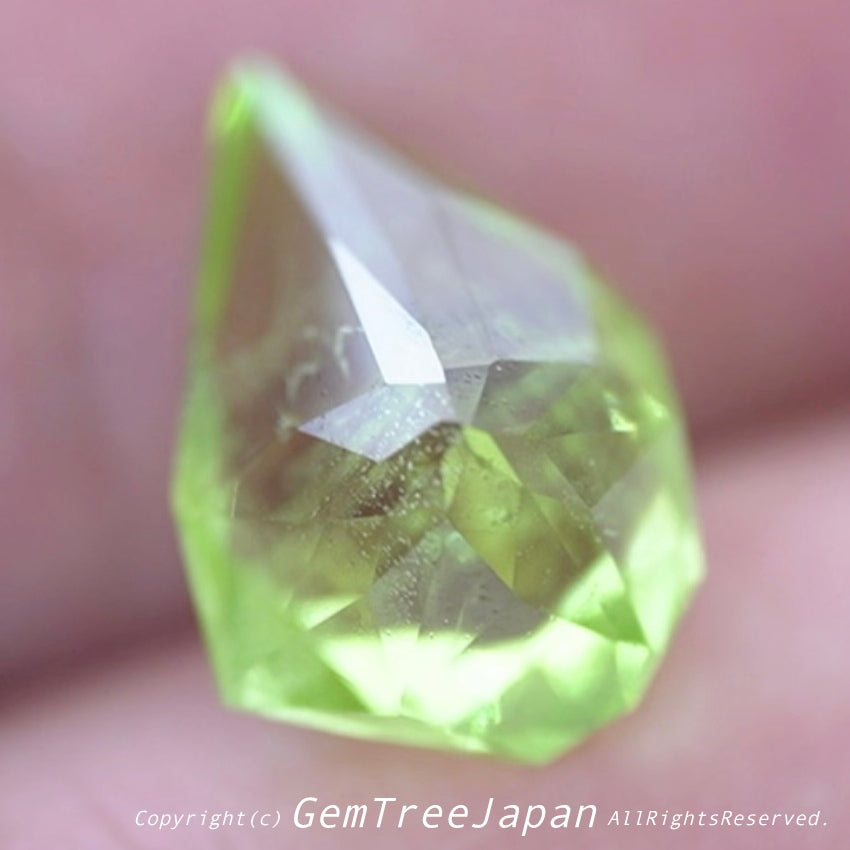 でたぁ〜!レイちゃん作品「クレイジーカット」のパキスタンペリドット7.23ct✨カットだけじゃなくてイイ色合いです♪