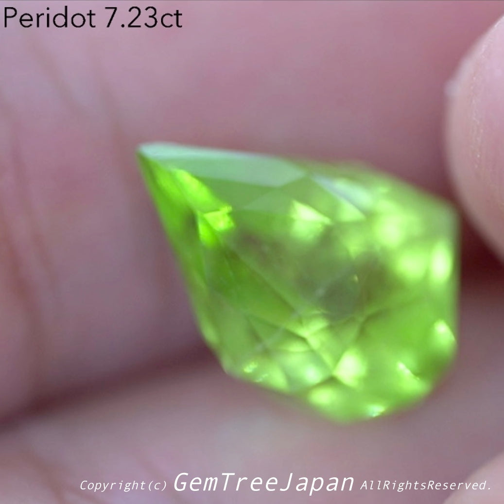 でたぁ〜!レイちゃん作品「クレイジーカット」のパキスタンペリドット7.23ct✨カットだけじゃなくてイイ色合いです♪