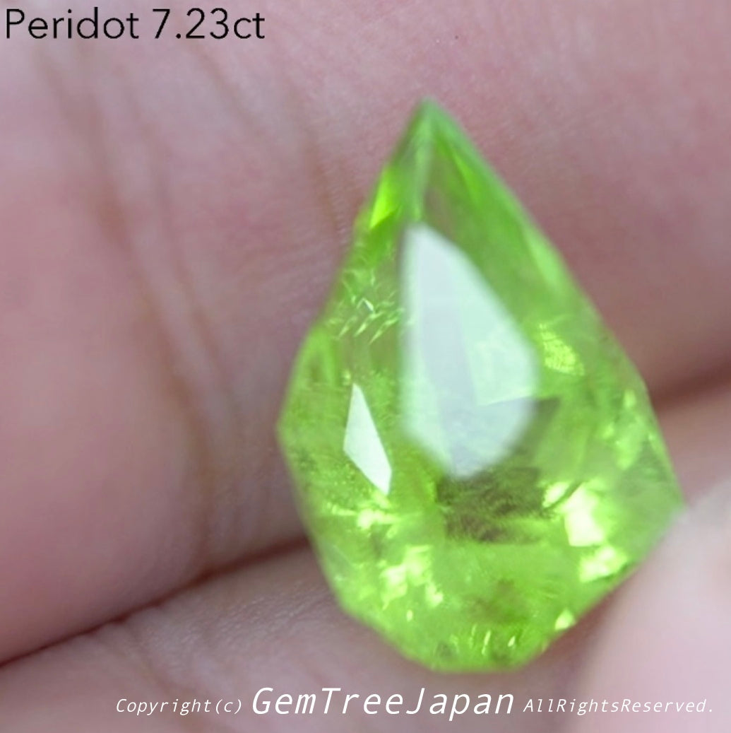 でたぁ〜!レイちゃん作品「クレイジーカット」のパキスタンペリドット7.23ct✨カットだけじゃなくてイイ色合いです♪