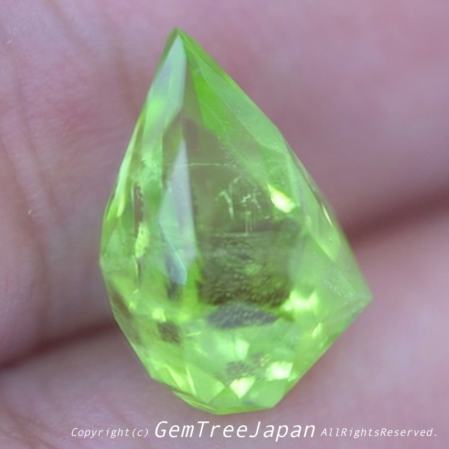 でたぁ〜!レイちゃん作品「クレイジーカット」のパキスタンペリドット7.23ct✨カットだけじゃなくてイイ色合いです♪