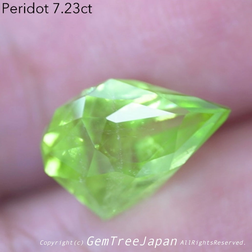でたぁ〜!レイちゃん作品「クレイジーカット」のパキスタンペリドット7.23ct✨カットだけじゃなくてイイ色合いです♪