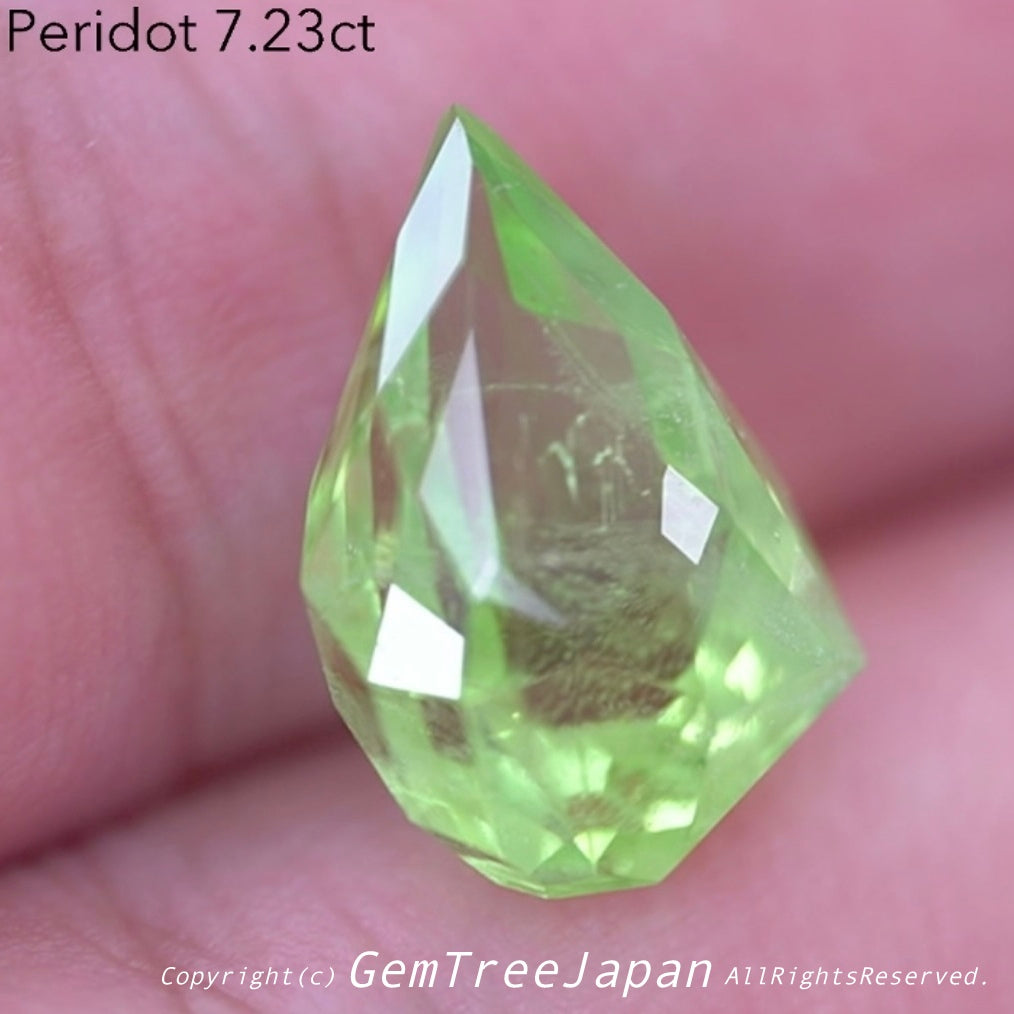 でたぁ〜!レイちゃん作品「クレイジーカット」のパキスタンペリドット7.23ct✨カットだけじゃなくてイイ色合いです♪