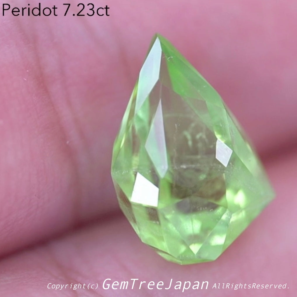 でたぁ〜!レイちゃん作品「クレイジーカット」のパキスタンペリドット7.23ct✨カットだけじゃなくてイイ色合いです♪