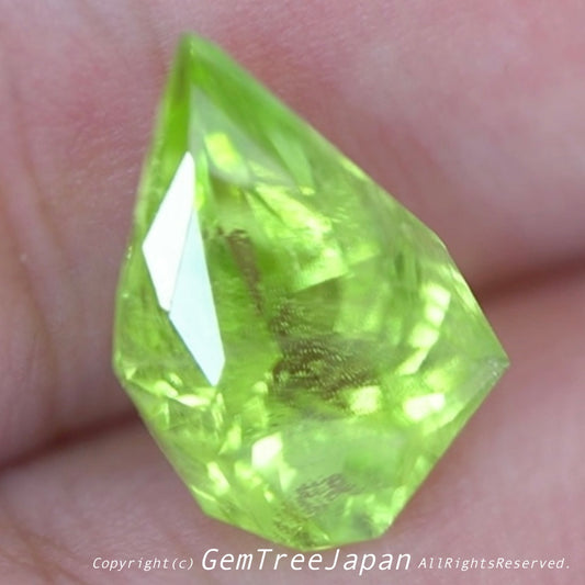 でたぁ〜!レイちゃん作品「クレイジーカット」のパキスタンペリドット7.23ct✨カットだけじゃなくてイイ色合いです♪