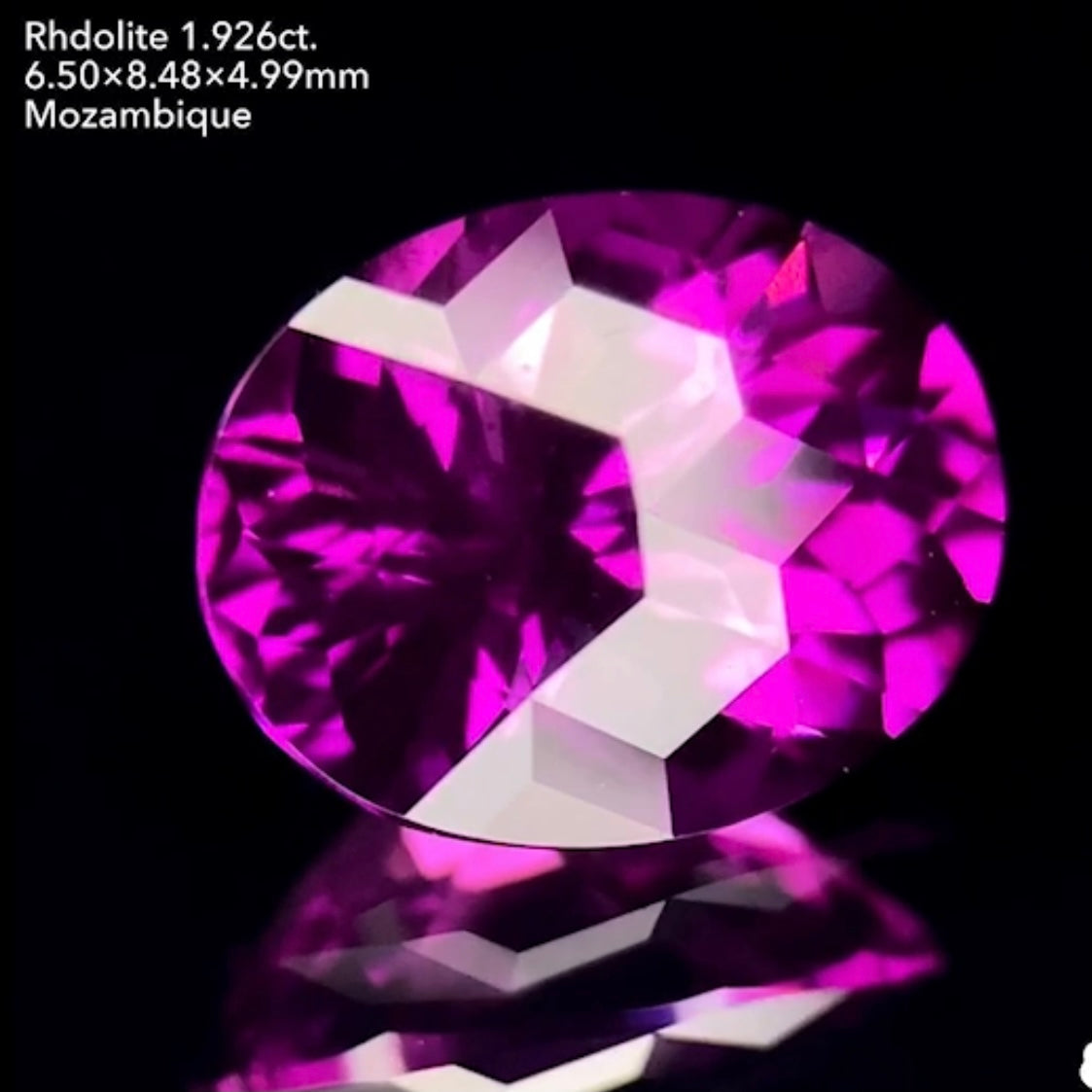 流れるキューブの煌めきが美しすぎる!テリツヤ抜群美色ロードライトガーネット1.926ct💜ゲオちゃん作品