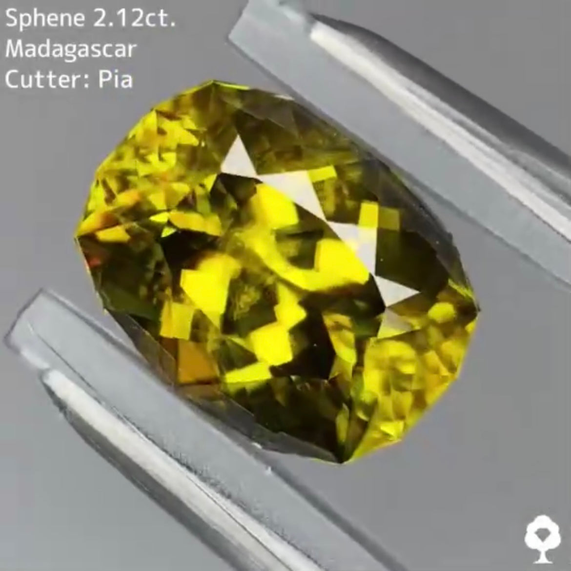 シャープなクッションに仕上げられたグリニッシュゴールド★スフェーン 2.12ct