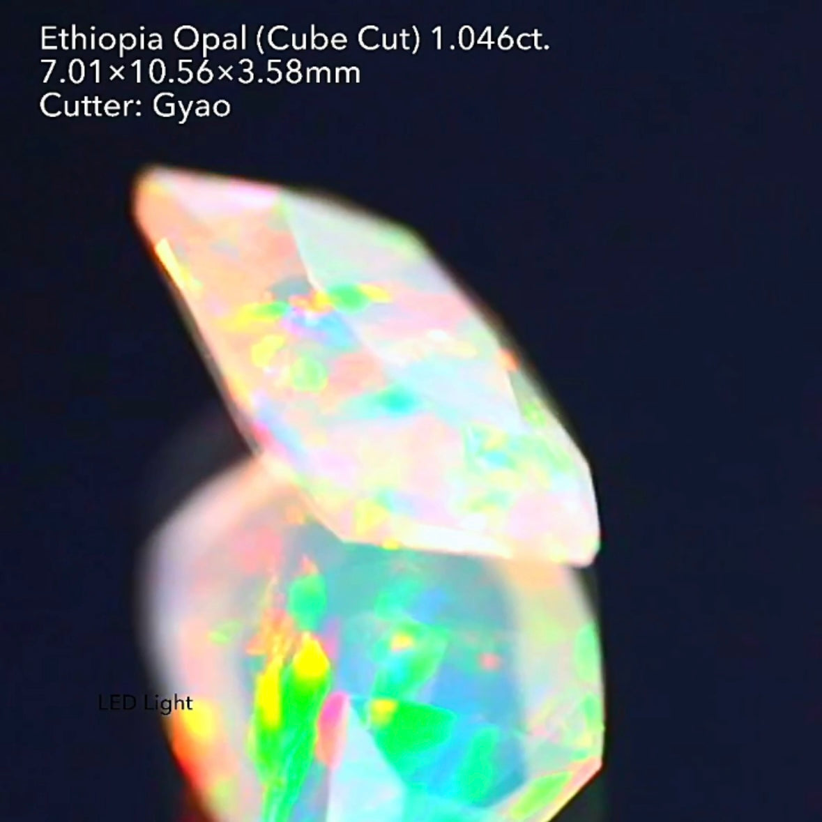 LEDライトでさらにカラフルに🎨🔦全面に遊色が踊る💃エチオピアオパール 1.046ct 変則キューブカット