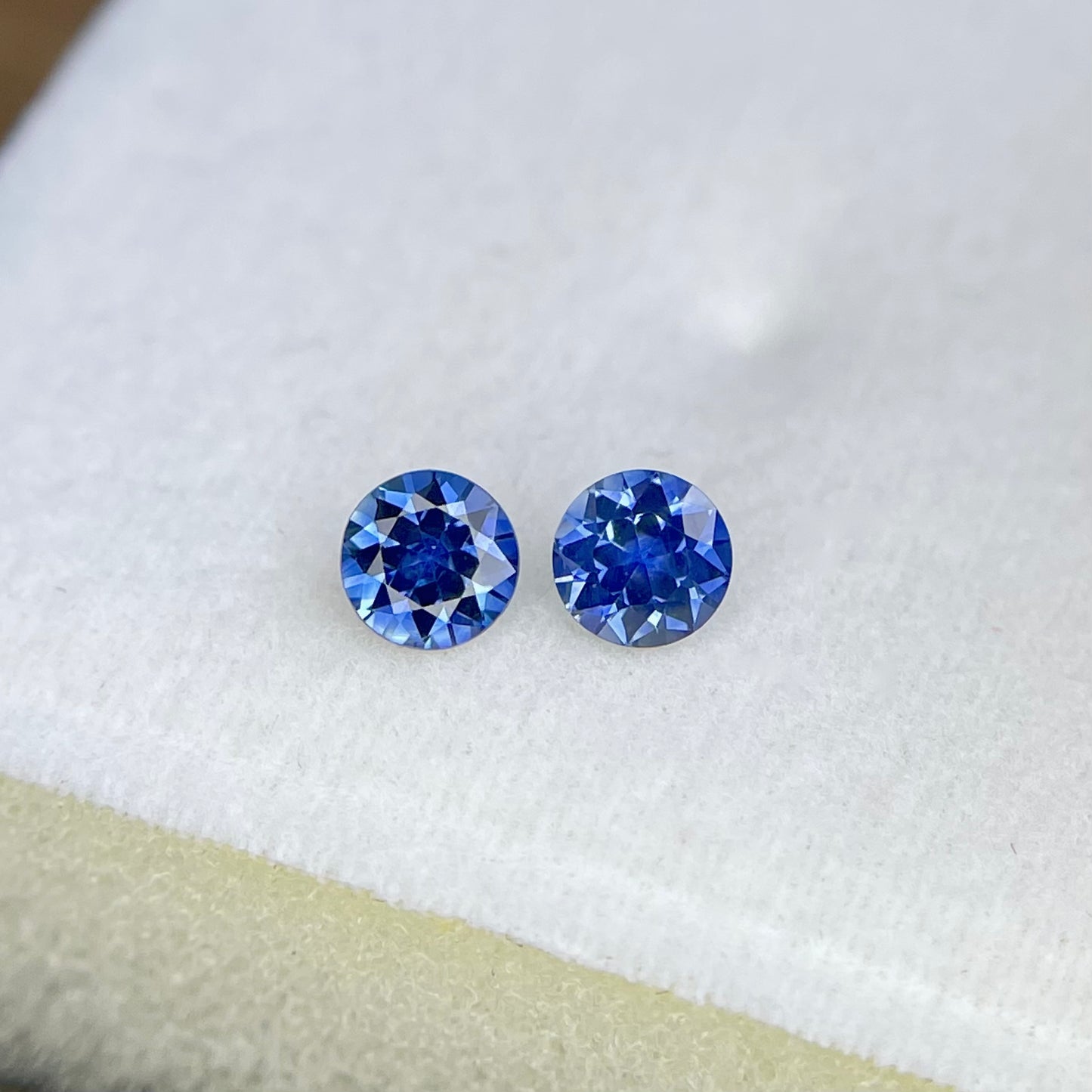 王道ラウンドでお楽しみあれ💙💙💙超イイカラー❣️コーンフラワーブルーサファイア0.212ct/0.216ct⚪️ピアッちゃん作品【コランダム(&スピネル)祭いよいよスタート❗】