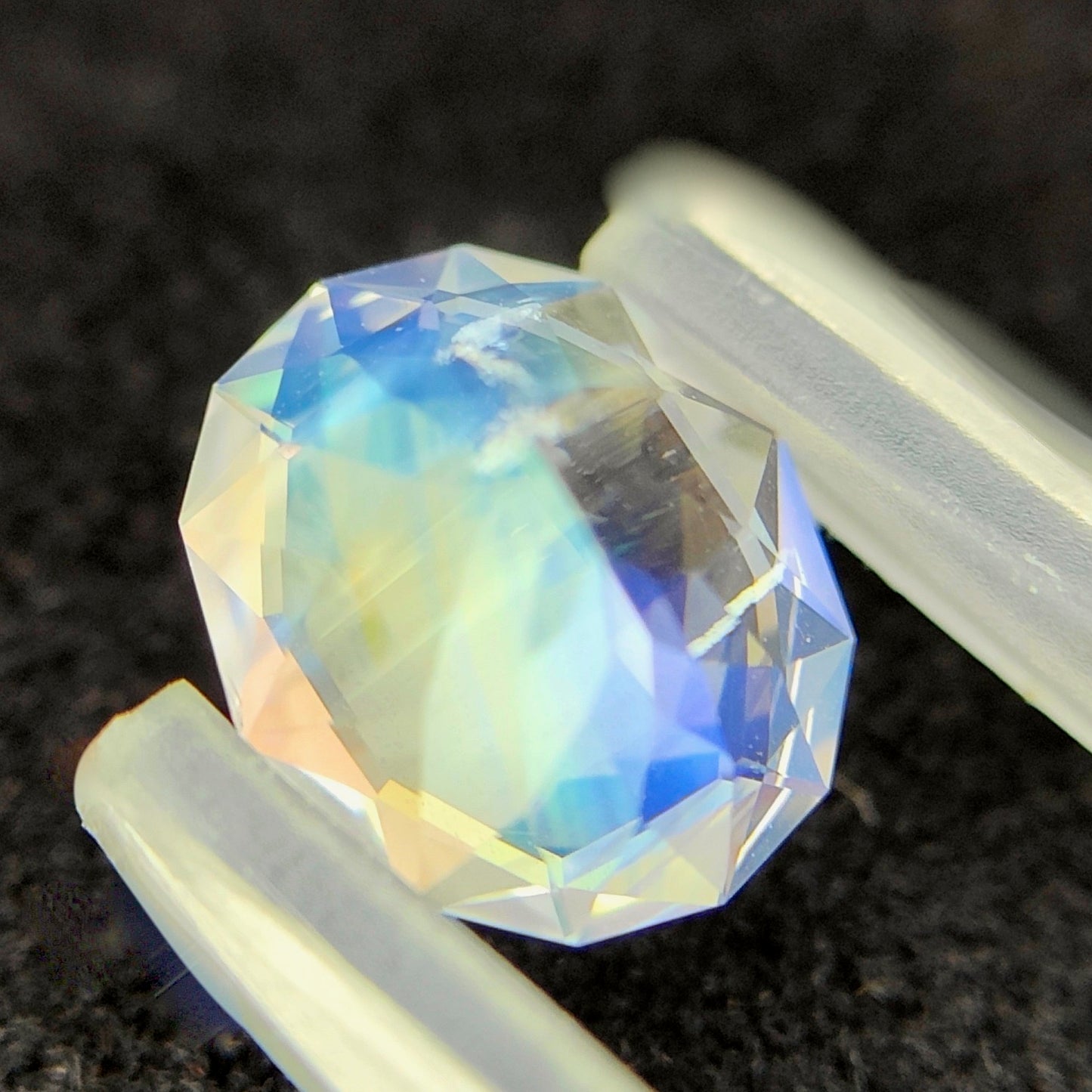 💎✖️8✨宝石形が見えるピアッちゃん新カット💎インクル見えるこの結晶感が幻想的🦄レインボームーンストーン1.400ct