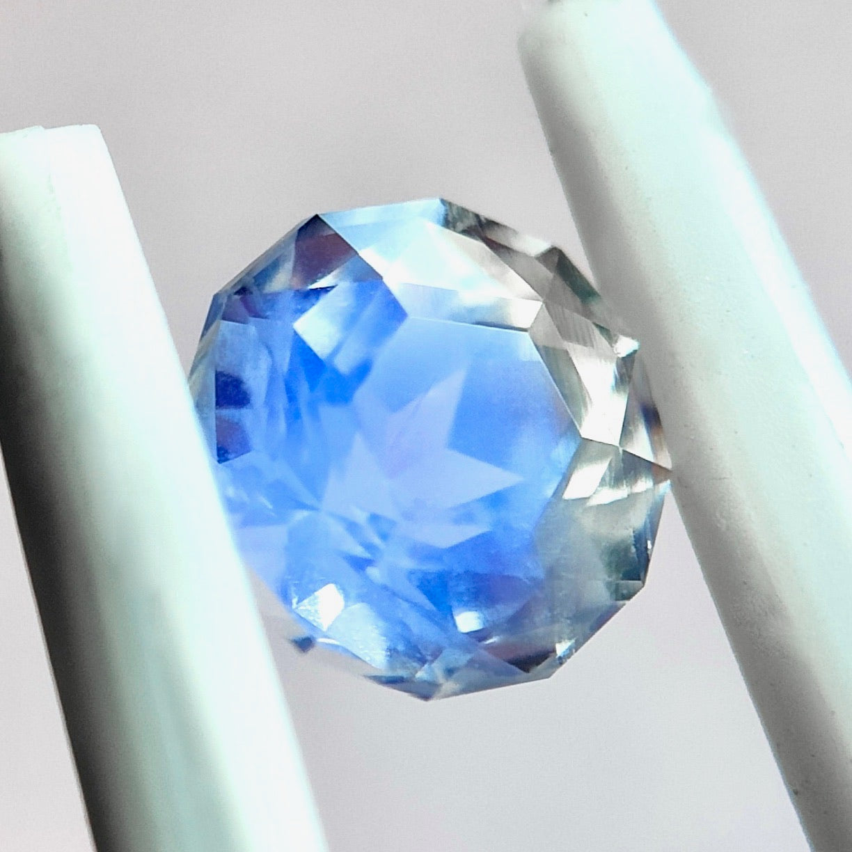 💎✖️6✨宝石形が見えるピアッちゃん新カット💎濃いブルーシラーとともに浮かぶ六芒星テーブル🌟🪐高プロポーションなムーンストーン1.04ct