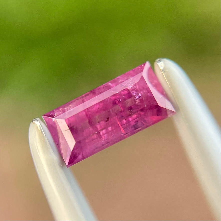 いろんな表情をお楽しみあれ★ 完璧なバゲットシェイプの非加熱カシミールサファイア0.334ct ピアッちゃん作品【コランダム夏祭り特別価格❗️】