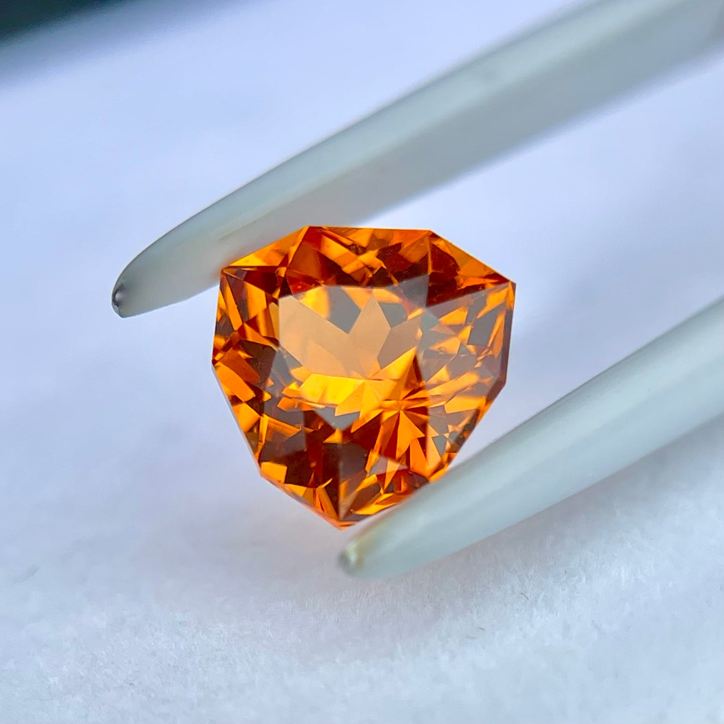 目の覚める鮮やかなオレンジと相性抜群のファンシートリリアント★スペサタイトガーネット1.339ct.ピアッちゃん作品