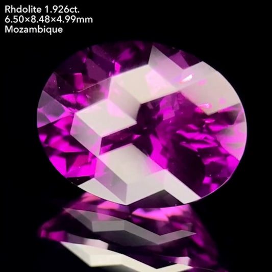 流れるキューブの煌めきが美しすぎる!テリツヤ抜群美色ロードライトガーネット1.926ct💜ゲオちゃん作品