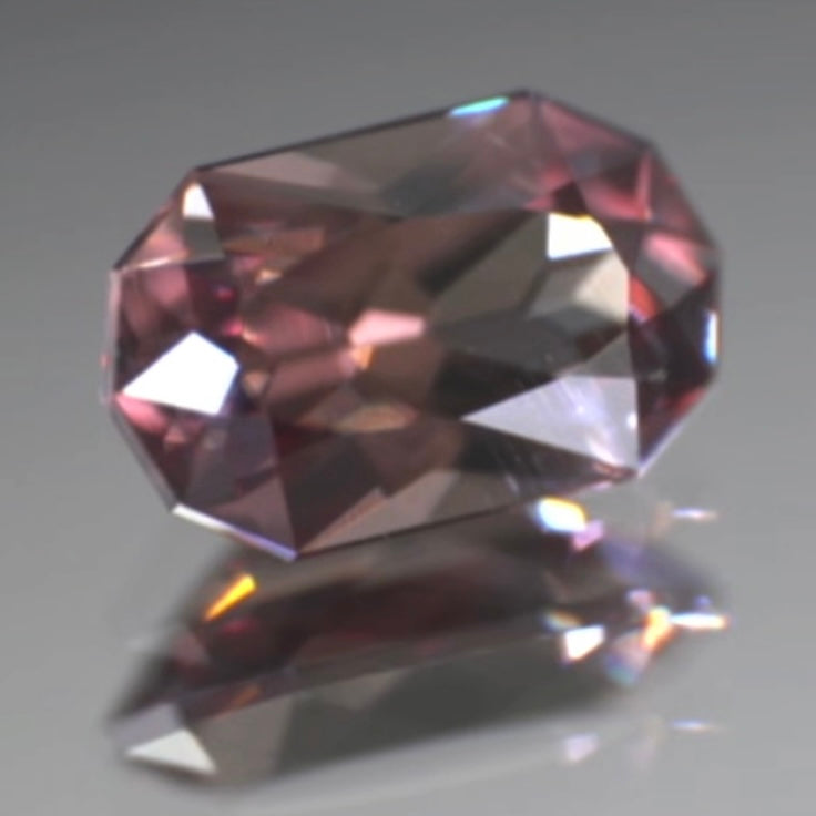 カプセルっぽい10角形✨カラーチェンジガーネット0.68ct💎ピアッちゃん作品