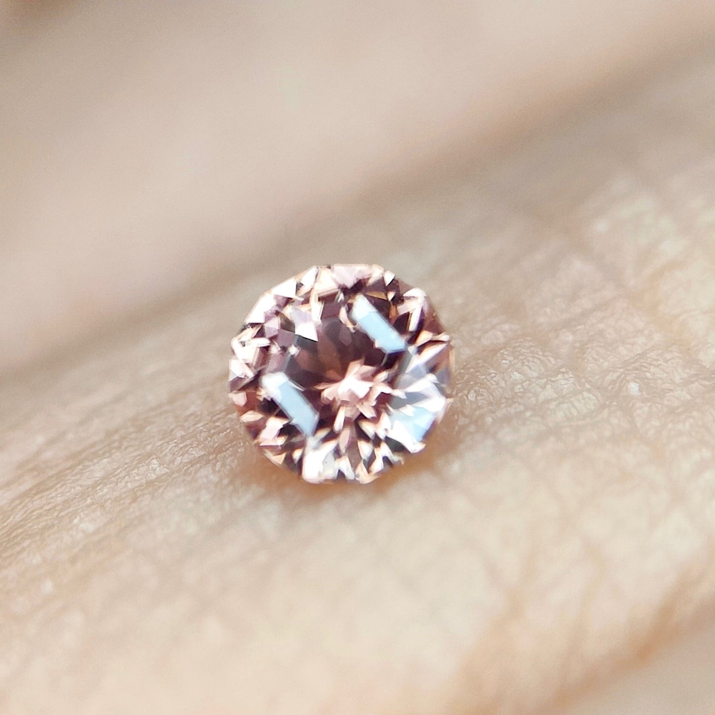 【HappyNewYear2023❗️】ちっちゃいけども流石はジルコン!純欲なライトカラーもイイ...❤︎ピンクカラージルコン✨ ZBカットで楽しむ0.236ct/ピアッちゃん作品