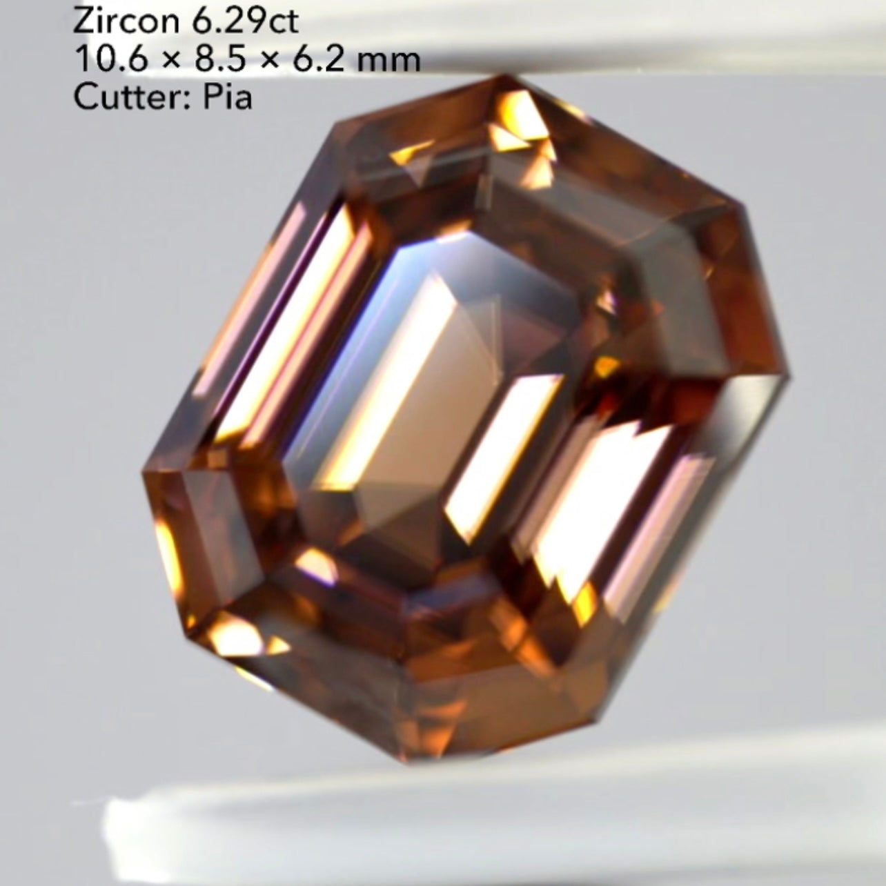 魅力ポイント満載👌美色&カラフルファイアー✨大粒非加熱ジルコン6.29ct💎ピアッちゃん作品👍