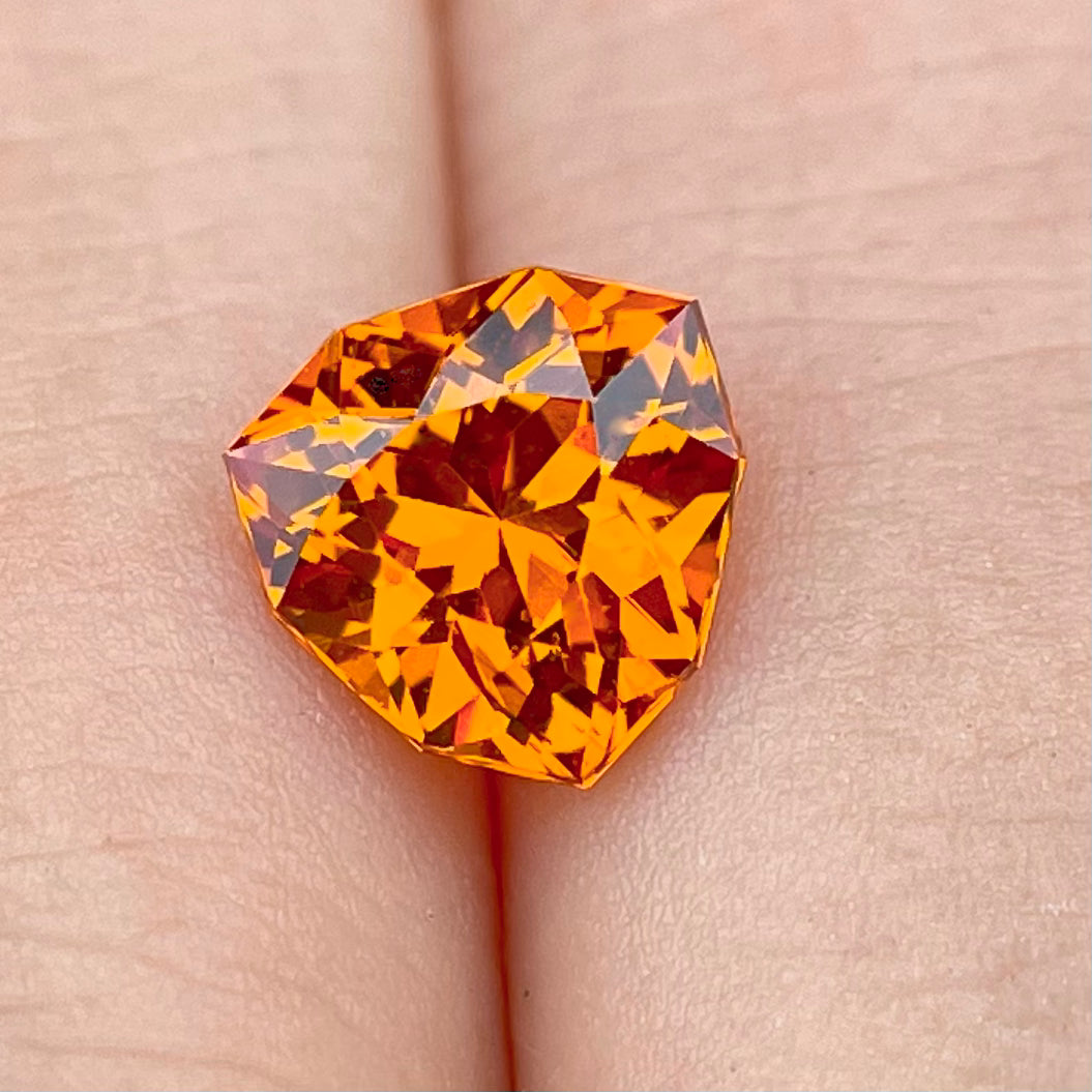 目の覚める鮮やかなオレンジと相性抜群のファンシートリリアント★スペサタイトガーネット1.339ct.ピアッちゃん作品