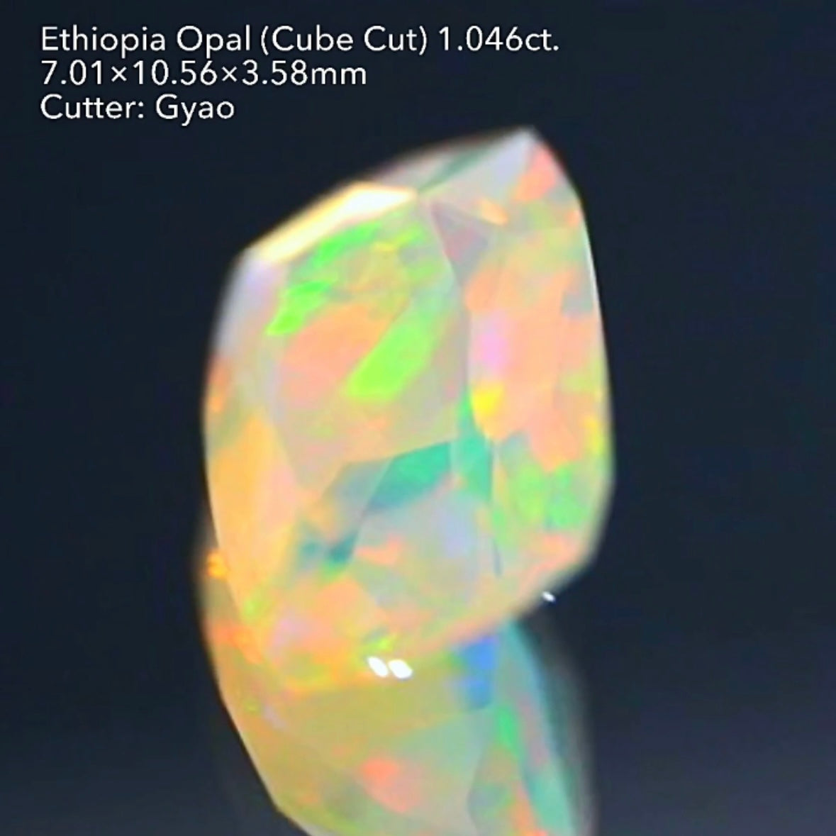 LEDライトでさらにカラフルに🎨🔦全面に遊色が踊る💃エチオピアオパール 1.046ct 変則キューブカット
