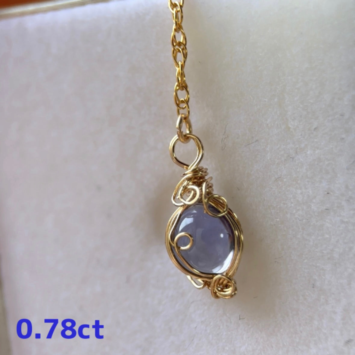 ゆらゆらかわいいピアスが登場♪アイオライト 0.73ct/0.78ct【ねこ石さん🐈ワイヤー巻き作品】