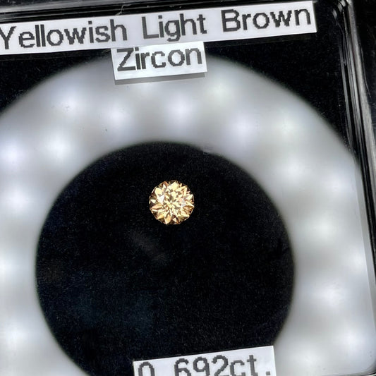 ここにも花が咲きました🌸12角形イエローイッシュライトブラウンジルコン0.692ct ピアッちゃん作品💖4/15チハルームご紹介作品💖【まだまだ個展は終わらない!特別プライス】