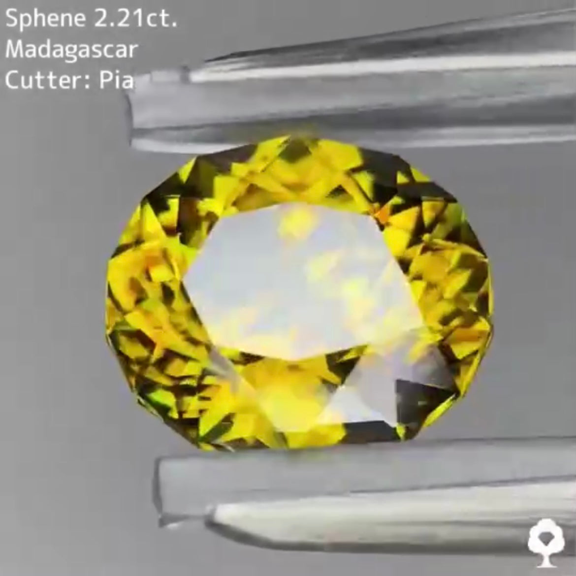 抜群の石質から放たれる煌めきには言葉が出ない★スフェーン 2.21ct ピアッちゃん作品