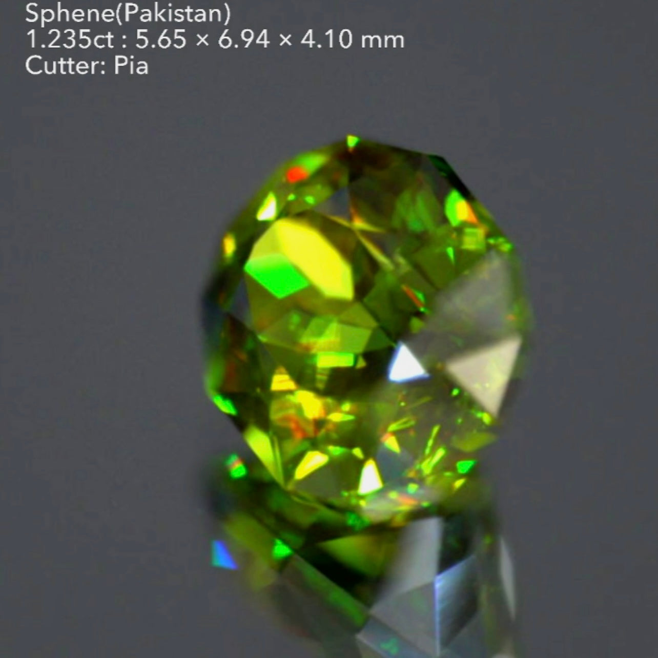 濃いグリーンと真っ赤なファイアー🔥いかにもパキスタン産らしさを満喫できる見事なスフェーン1.235ct💎ピアッちゃん作品🌈