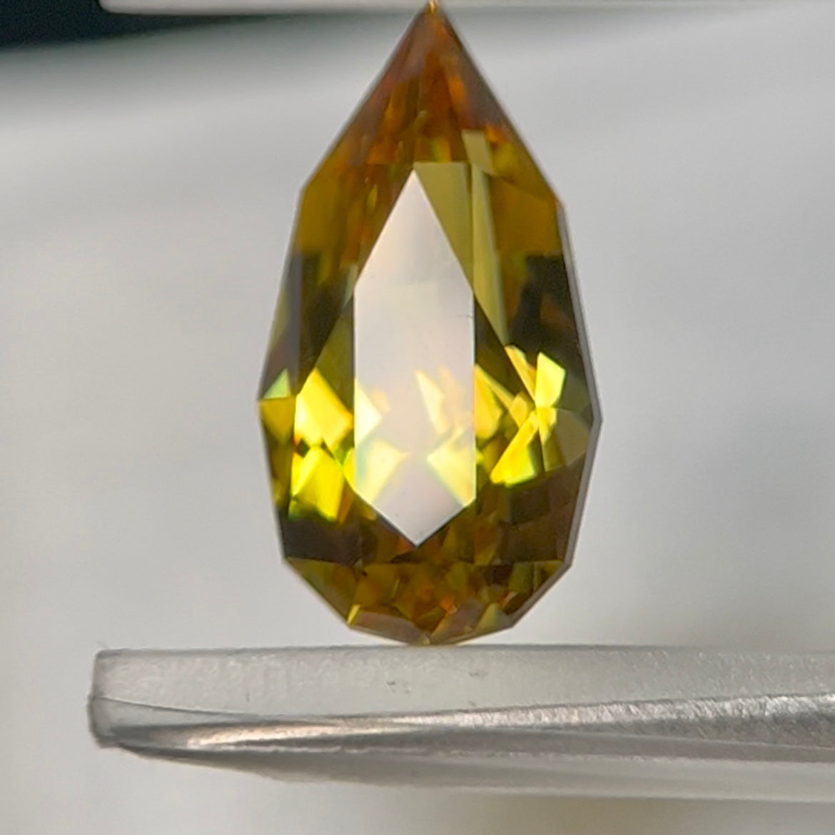 6ctから抽出された鋭くギラめくシャープペアシェイプ★スフェーン1.885ct ピアッちゃん作品★ハラキリプライス