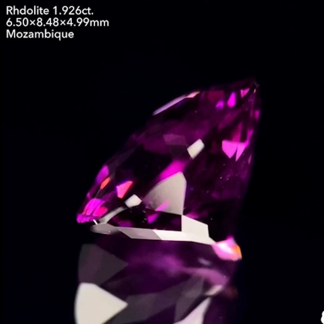 流れるキューブの煌めきが美しすぎる!テリツヤ抜群美色ロードライトガーネット1.926ct💜ゲオちゃん作品