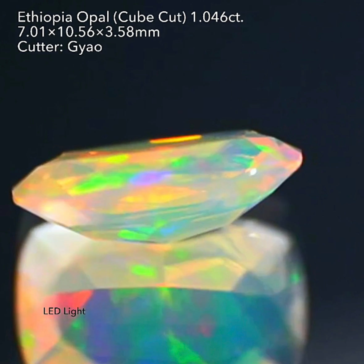 LEDライトでさらにカラフルに🎨🔦全面に遊色が踊る💃エチオピアオパール 1.046ct 変則キューブカット