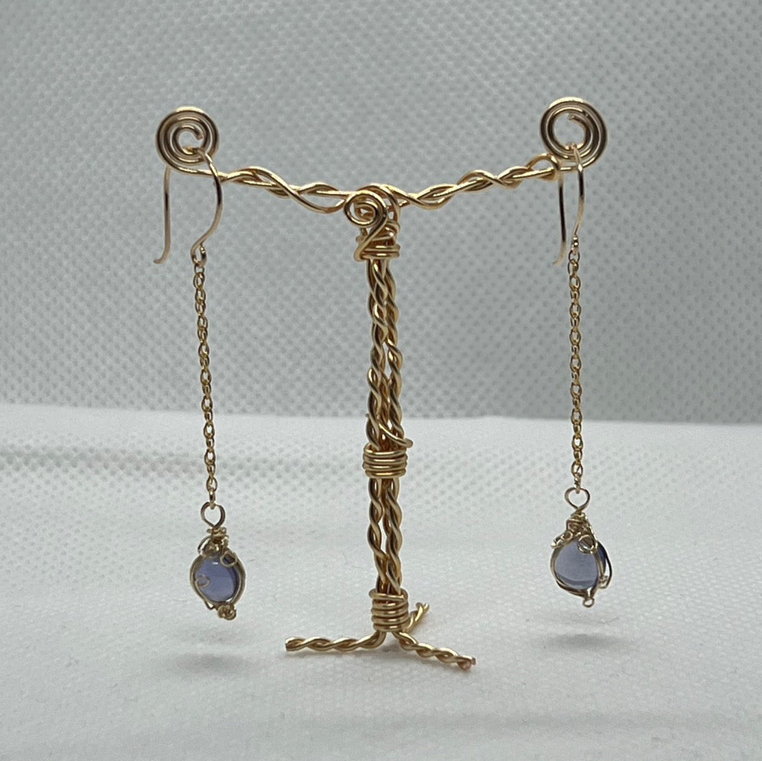 ゆらゆらかわいいピアスが登場♪アイオライト 0.73ct/0.78ct【ねこ石さん🐈ワイヤー巻き作品】