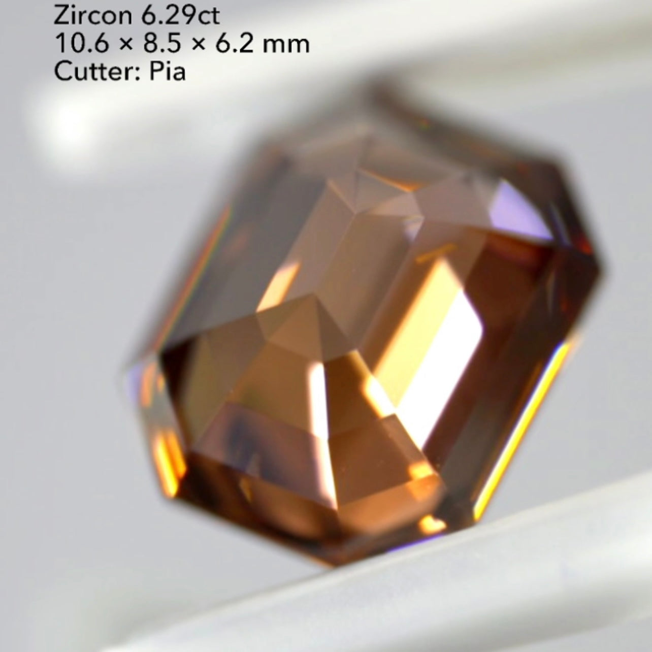 魅力ポイント満載👌美色&カラフルファイアー✨大粒非加熱ジルコン6.29ct💎ピアッちゃん作品👍