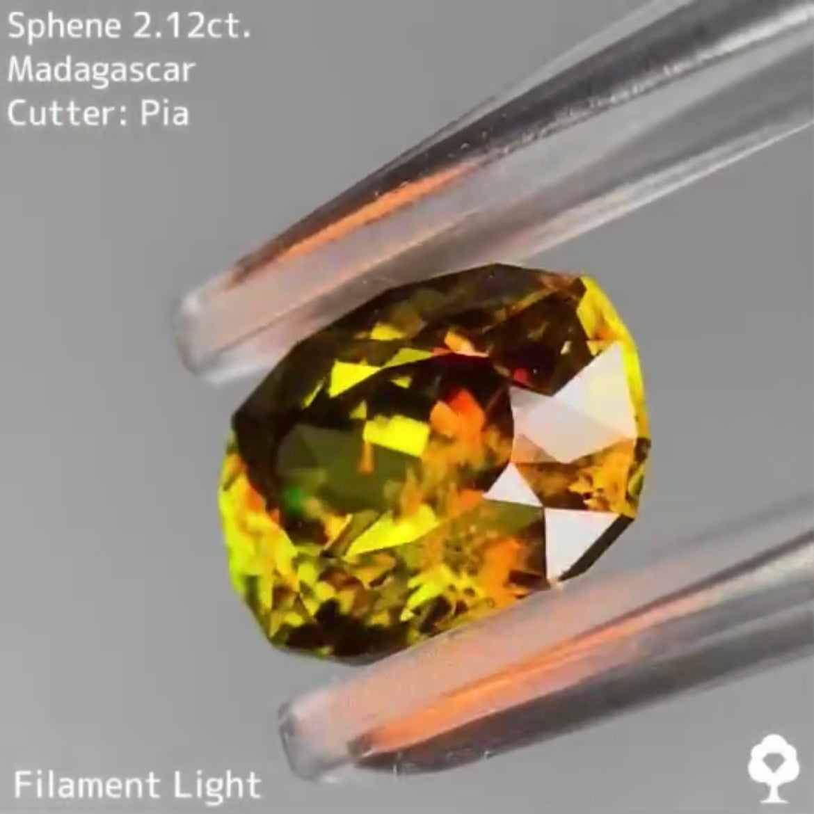シャープなクッションに仕上げられたグリニッシュゴールド★スフェーン 2.12ct