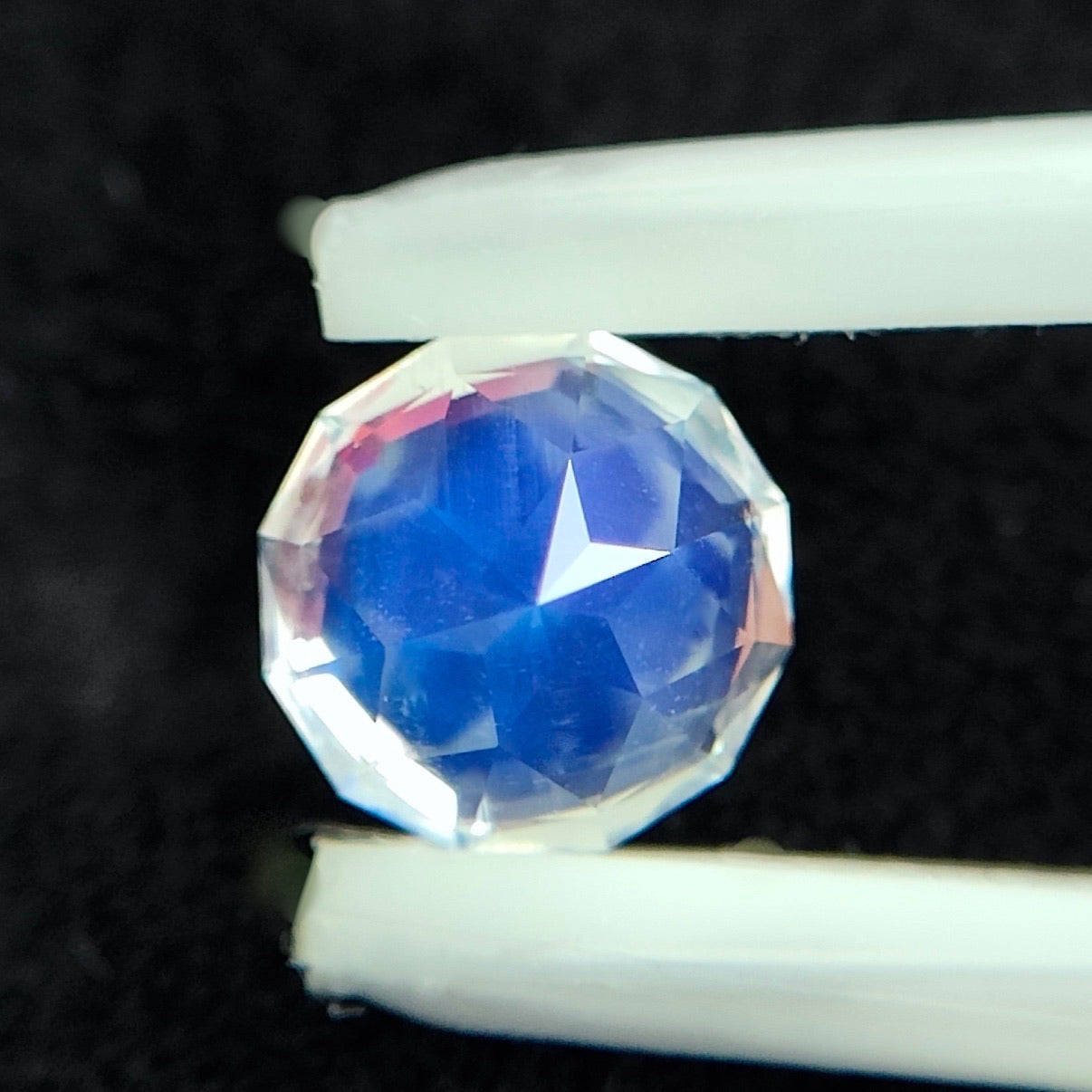 💎✖️6✨宝石形が見えるピアッちゃん新カット💎濃いブルーシラーとともに浮かぶ六芒星テーブル🌟🪐高プロポーションなムーンストーン1.04ct