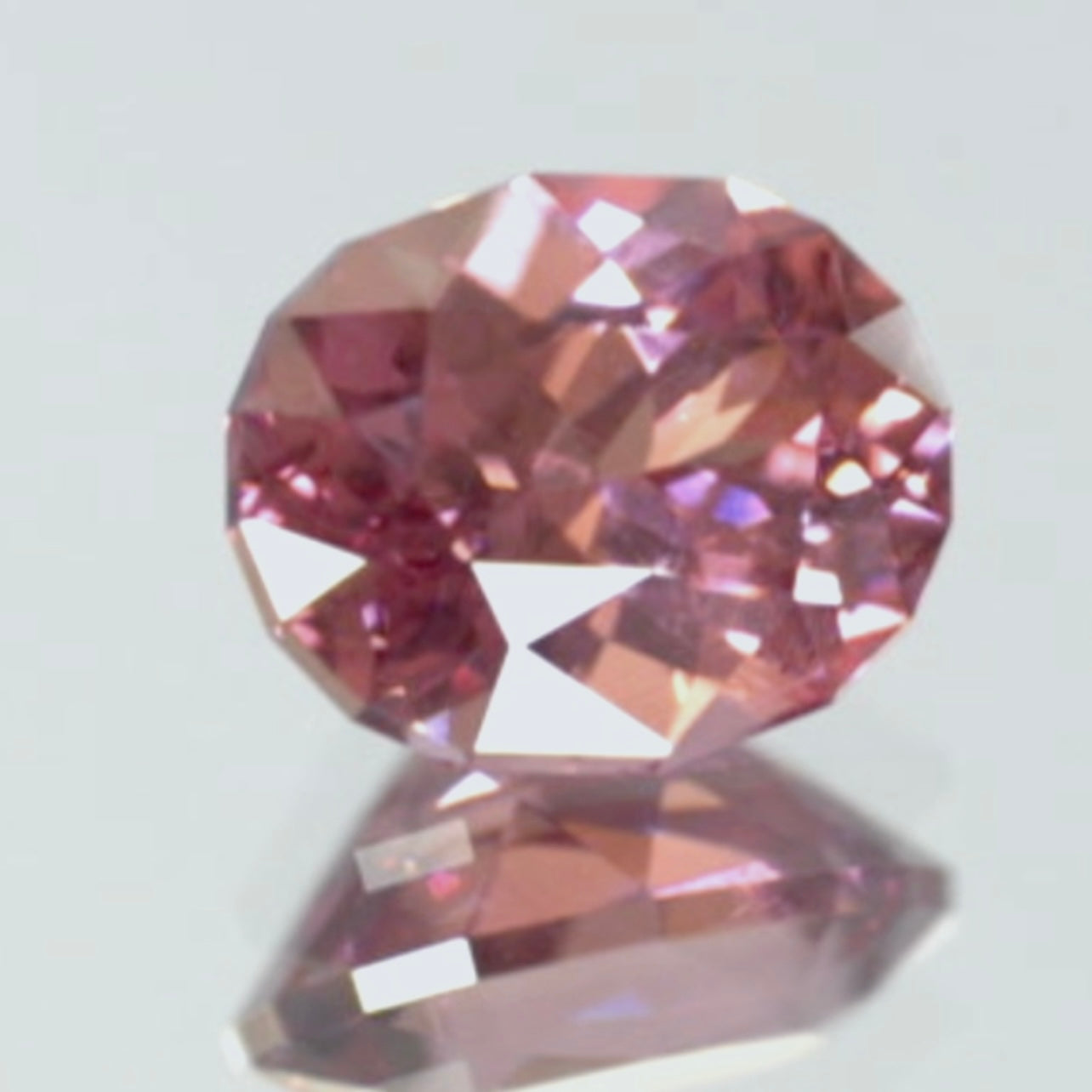 「パパラ」風のピンクが煌めきます✨マラヤガーネット0.985ct💎ピアッちゃん作品✨