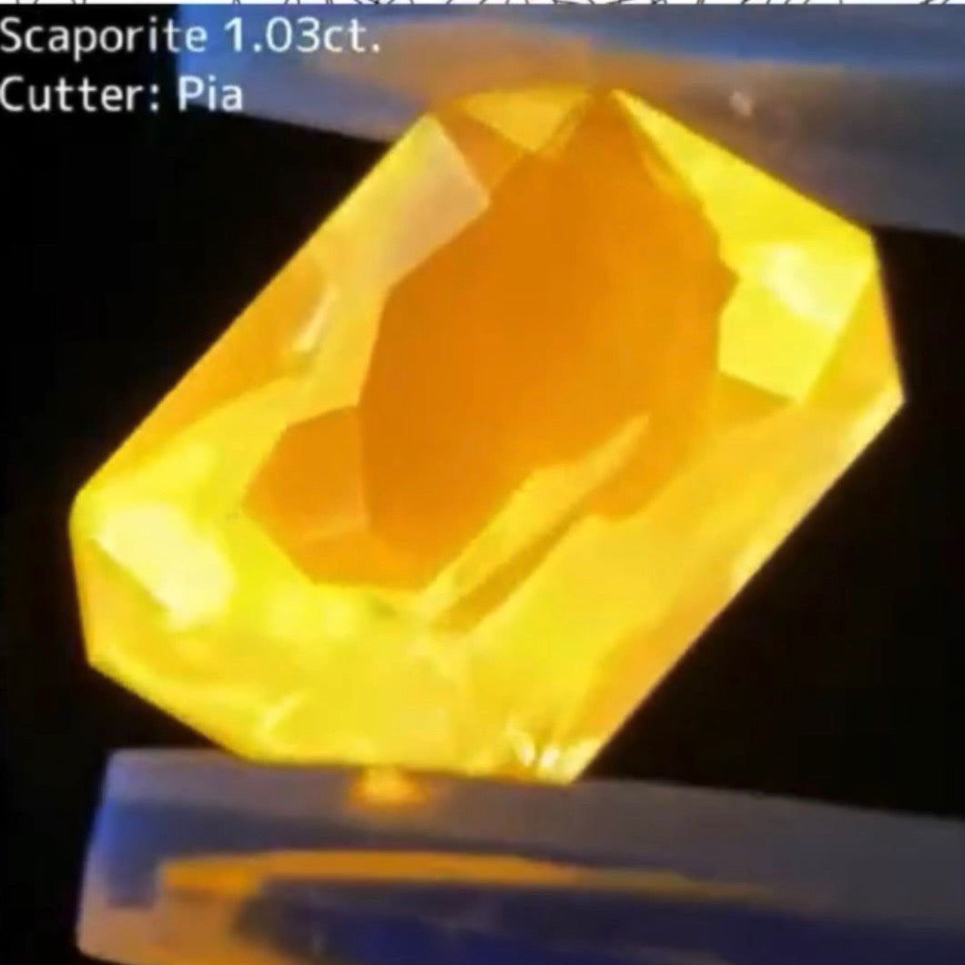 【お客さま専用ページ】ユサ仕入れ🦐強蛍光スキャポライト 1.034ct オクタゴン ピアッちゃん作品