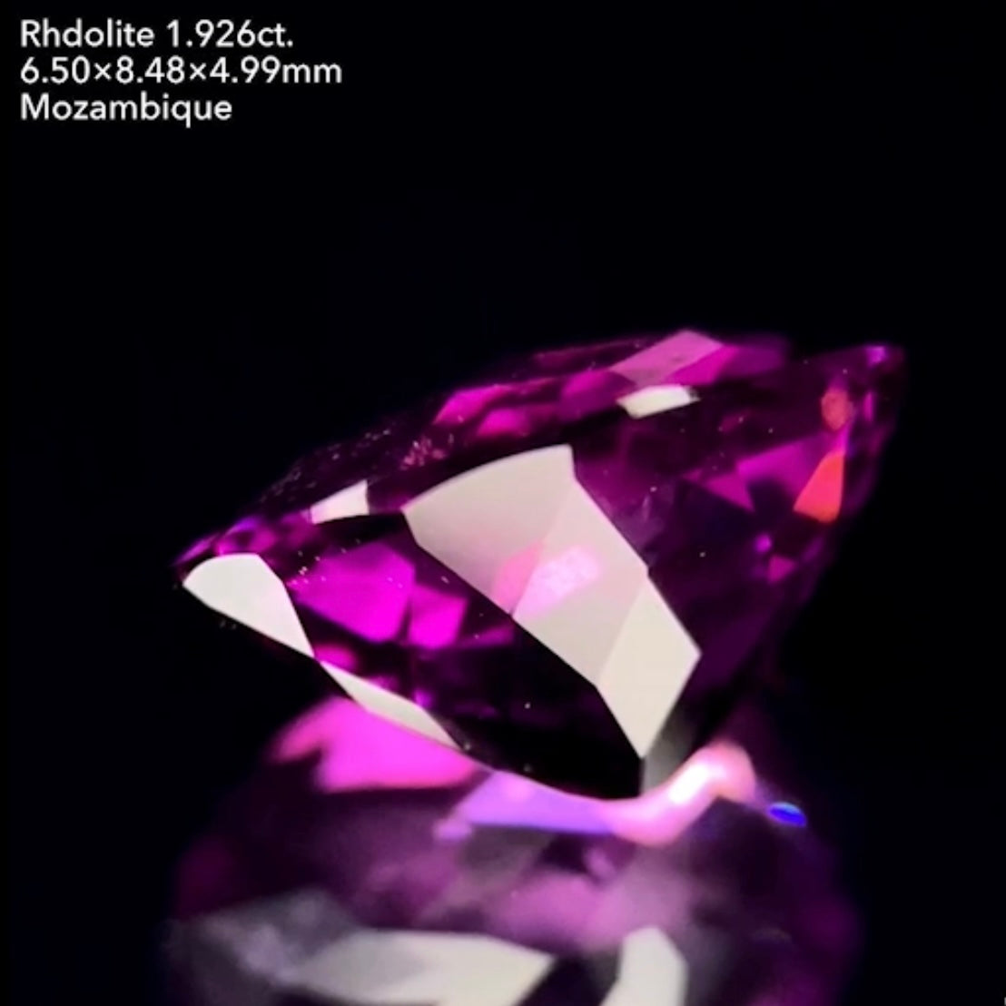 流れるキューブの煌めきが美しすぎる!テリツヤ抜群美色ロードライトガーネット1.926ct💜ゲオちゃん作品