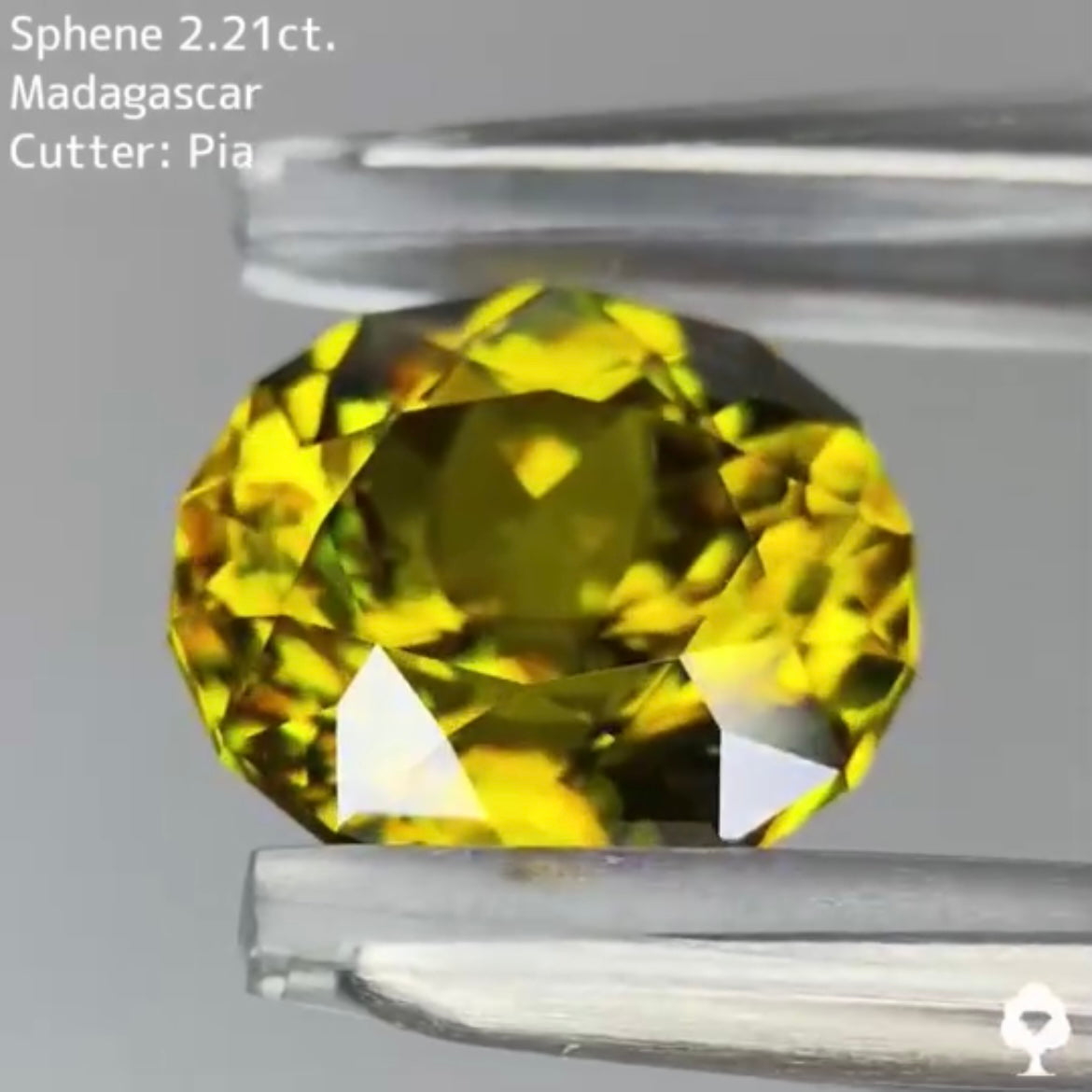 抜群の石質から放たれる煌めきには言葉が出ない★スフェーン 2.21ct ピアッちゃん作品