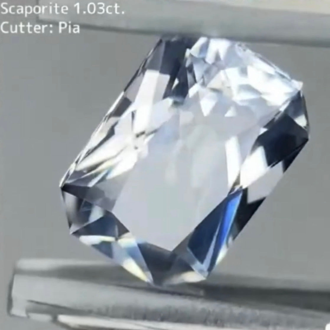 【お客さま専用ページ】ユサ仕入れ🦐強蛍光スキャポライト 1.034ct オクタゴン ピアッちゃん作品