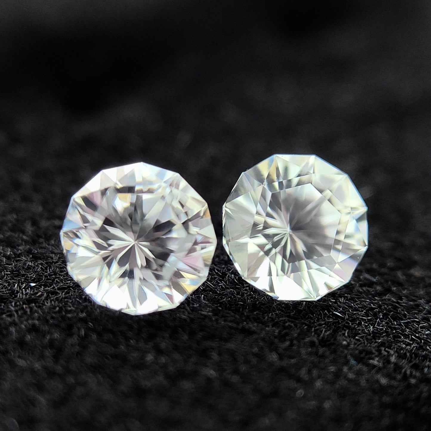 💎✖️6✨宝石形が見えるピアッちゃん新カット💎おしゃれな6角形テーブルに放射カットがギラギラ❄️カラーレスジルコン0.46ct/0.48ct