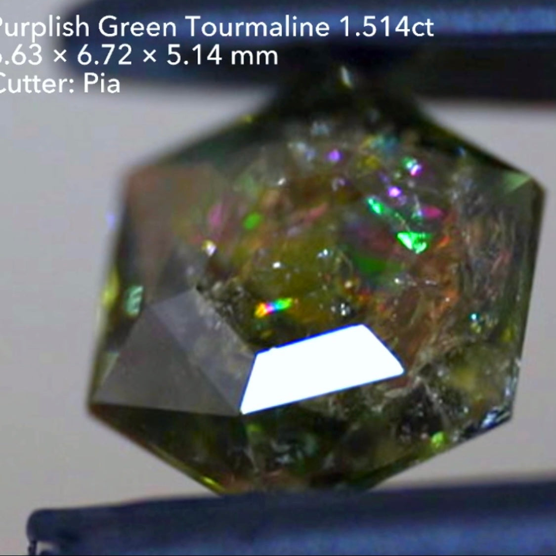 【SOLD OUT】とんでもねぇ虹🌈&“おひねりカット”ヘキサゴン✨パープリッシュグリーントルマリン1.514ct💎ピアッちゃん作品