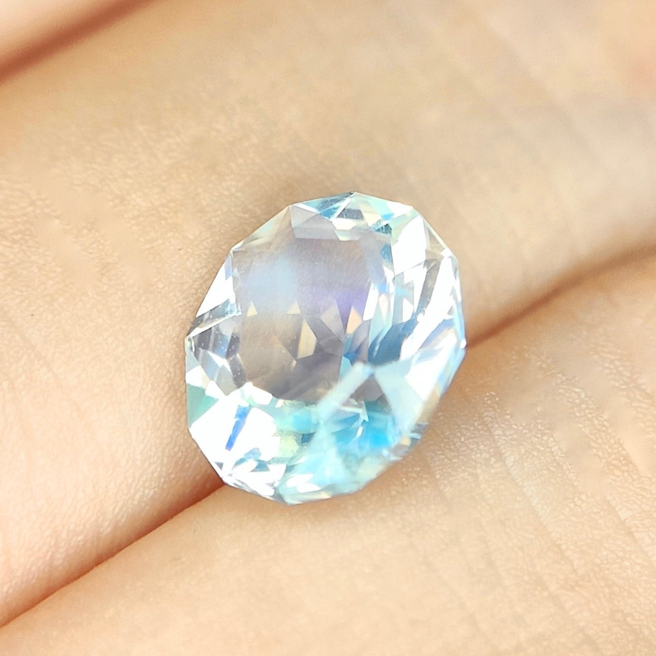💎✖️8✨宝石形が見えるピアッちゃん新カット💎インクル見えるこの結晶感が幻想的🦄レインボームーンストーン1.400ct
