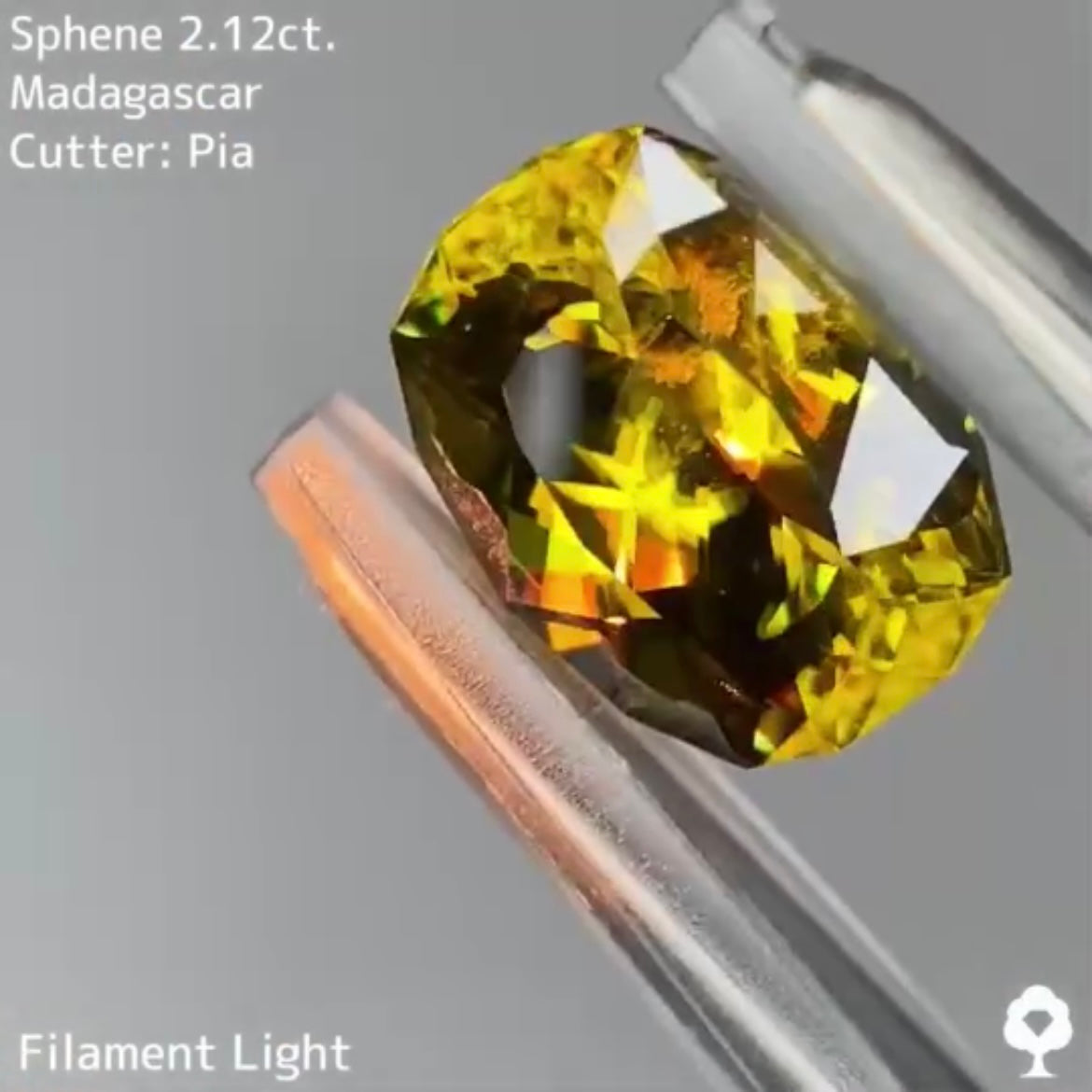 シャープなクッションに仕上げられたグリニッシュゴールド★スフェーン 2.12ct